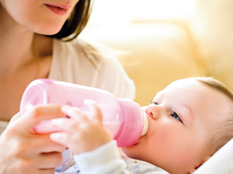 Ofrecer la leche en vasito, una alternativa a la lactancia directa cuando  esta debe verse interrumpida por X razón. Se recomienda mucho más que la, By Mamipelu Asesora Lactancia IBCLC